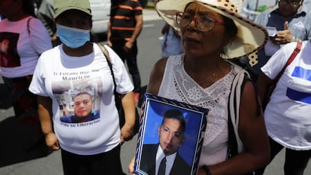Familiares reclaman contra la detención arbitraria de sus hijos en El Salvador. Foto: EFE.