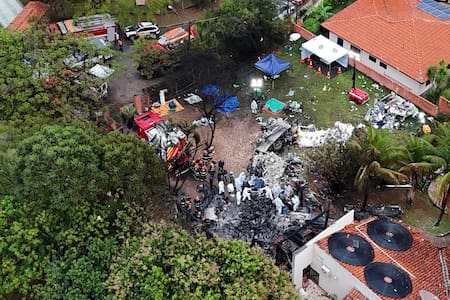 Autoridades trabajan en la zona del accidente aéreo en San Pablo, Brasil. Foto: Reuters