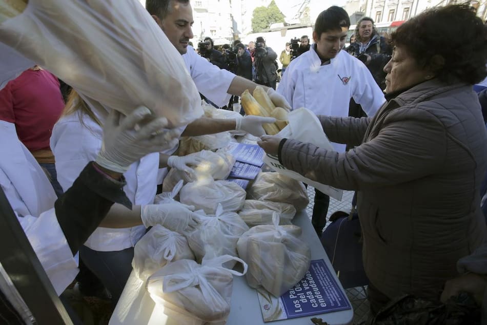 Panazo en Plaza Congreso, entrega de pan, NA