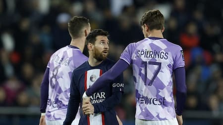 Messi y un tenso cruce que revivió un hecho del Mundial. Foto: Reuters.