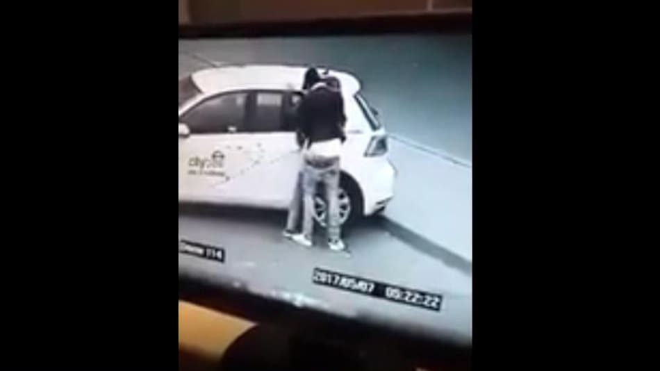 Pareja teniendo sexo en un estacionamiento