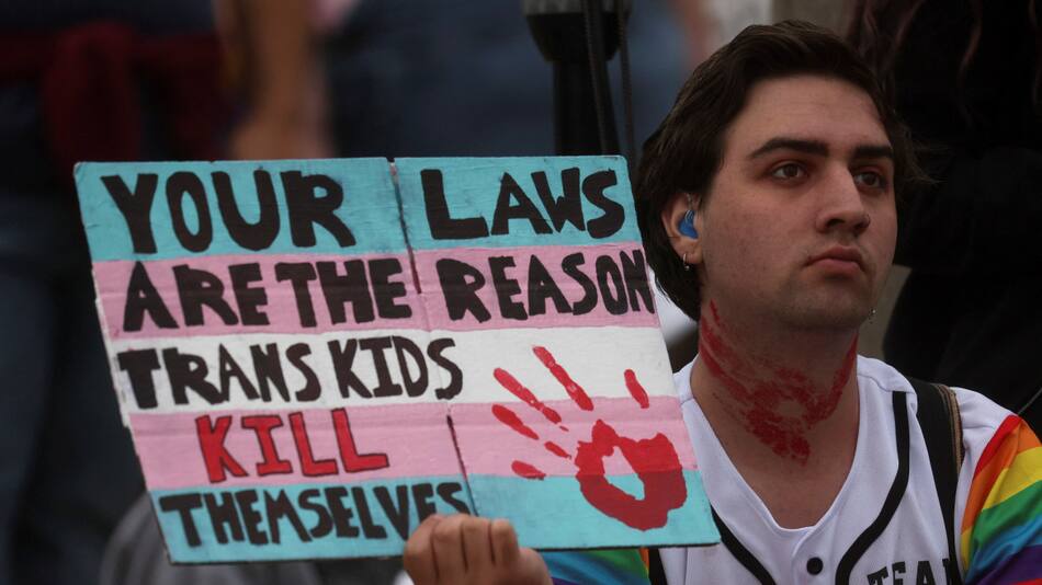 Manifestante en contra de las prohibiciones a los transgénero en EEUU. Foto: Reuters