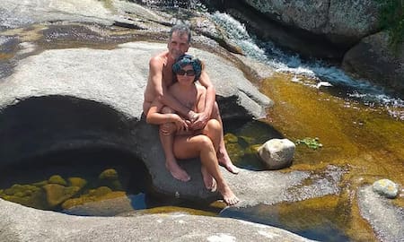 Pareja nudista promueve turismo al desnudo