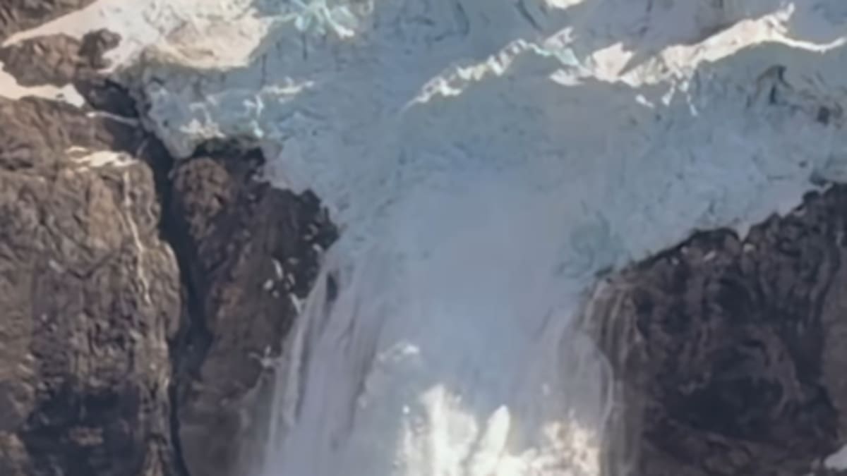 Impactante desprendimiento de hielo en el glaciar Piedras Blancas.