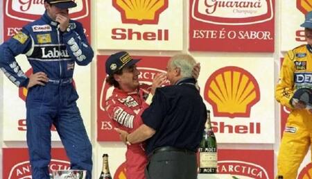 Ayrton Senna y Juan Manuel Fangio, celebrando un triunfo del brasileño. Foto: NA