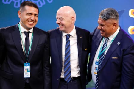 Claudio "Chiqui" Tapia, Gianni Infantino y Juan Román Riquelme.