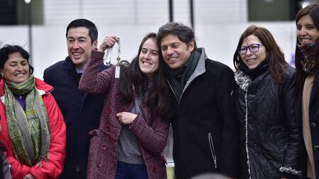 Nardini y Kicillof durante la entrega de viviendas