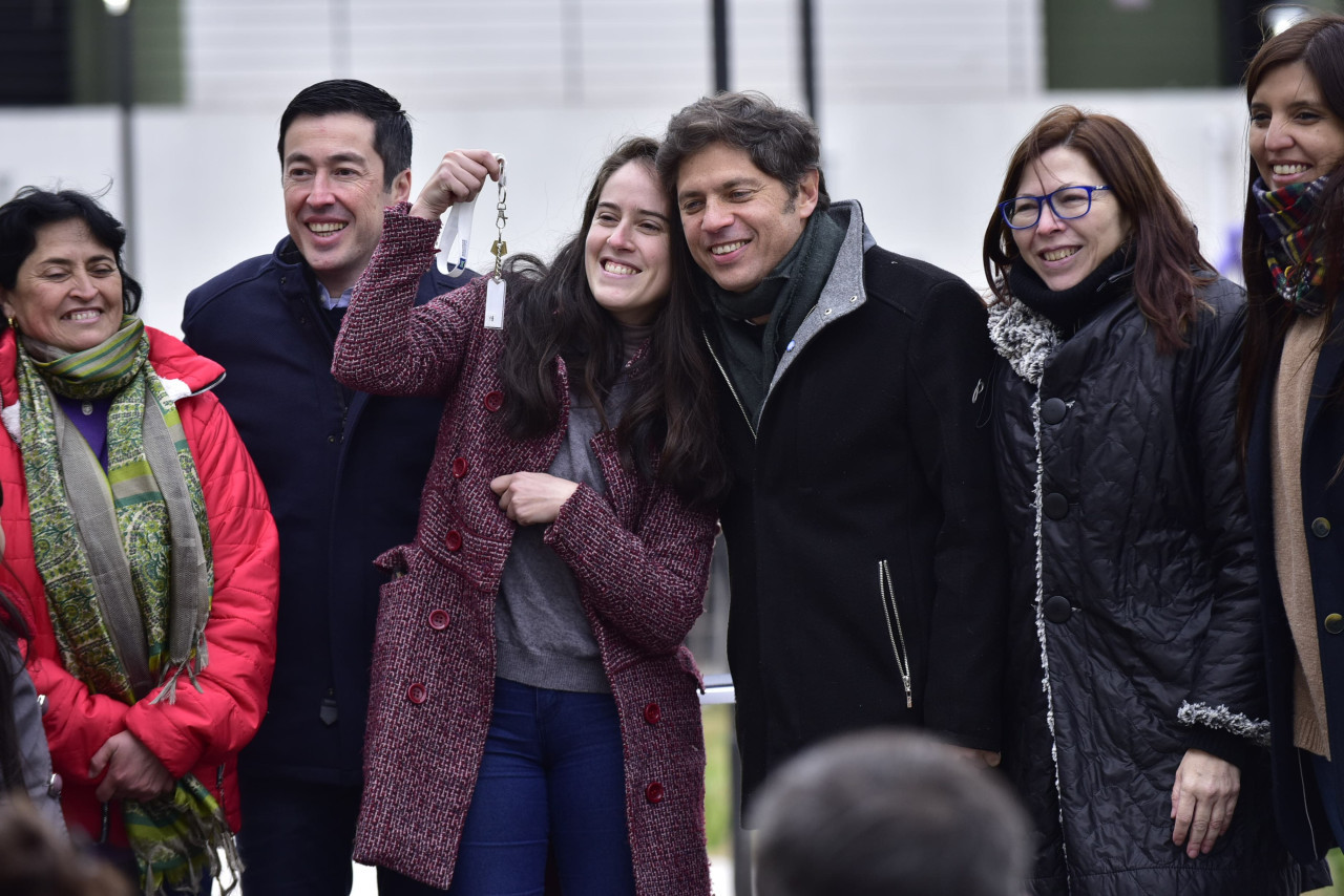 Nardini y Kicillof durante la entrega de viviendas
