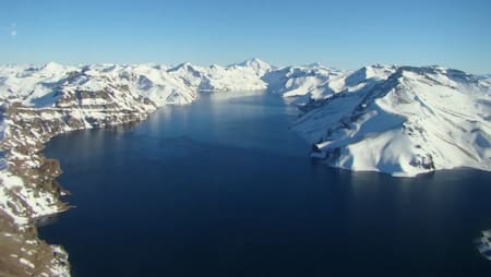 La laguna cordillerana La Fea, afluente principal del rio Colorado.