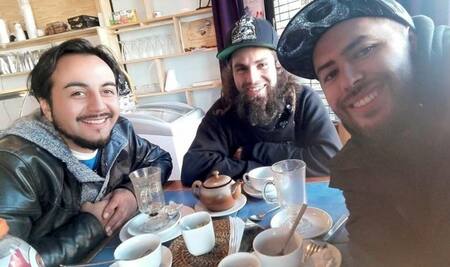 Santiago Maldonado junto a un amigo