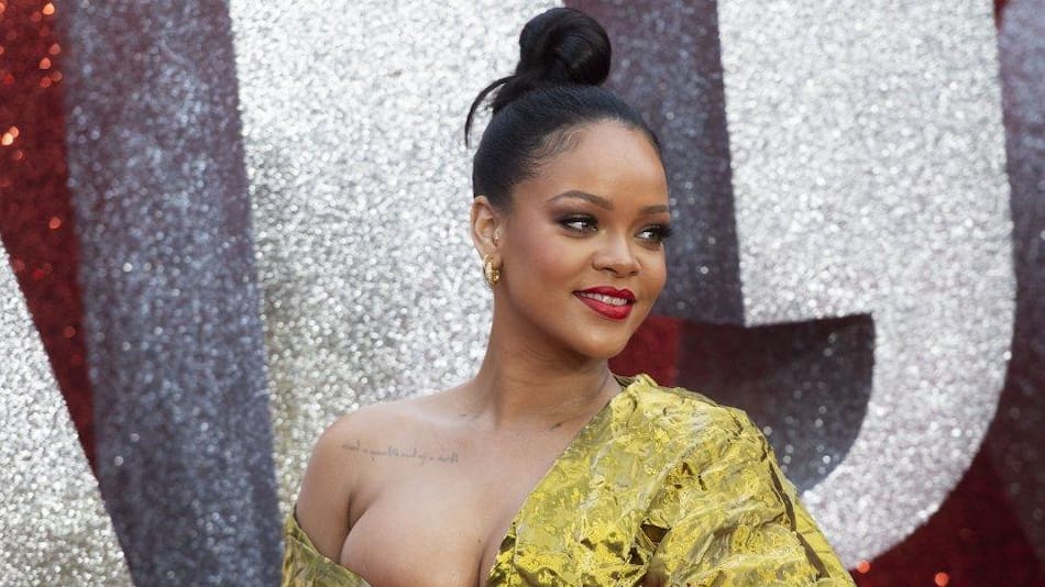 Rihanna deslumbra en Londres con un escote al límite