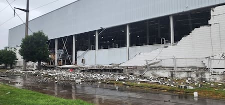 Caída de un paredón de un supermercado de Moreno.