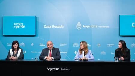 Juan Manzur con Victoria Tolosa Paz, Kelly Olmos y Ayelén Mazzina Foto: Telam. NA.