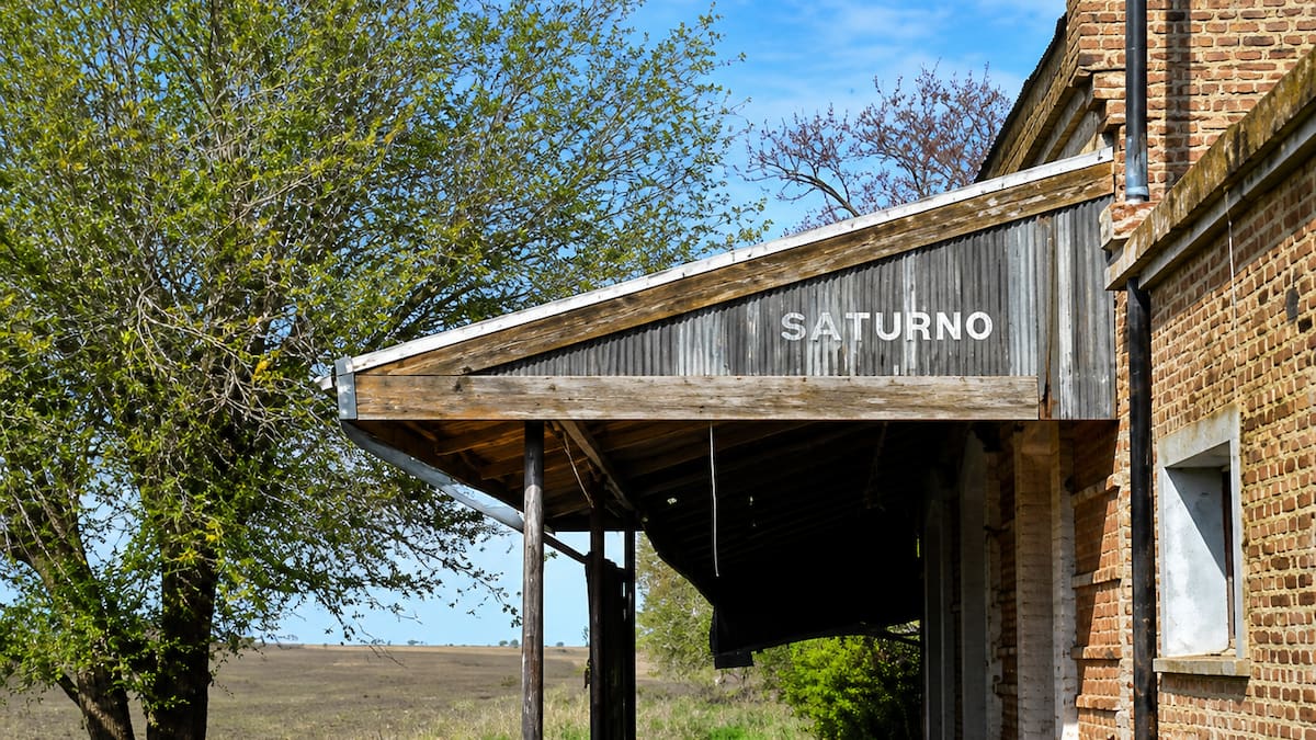 El pueblo bonaerense que nació con el tren en 1911 y quedó detenido en el tiempo: la historia olvidada de Saturno