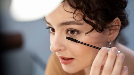 No es frotar los ojos: cuál es la mejor manera de retirar la máscara waterproof y cuidar las pestañas