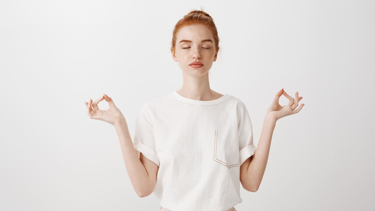 Mujer meditando. Foto: Freepik