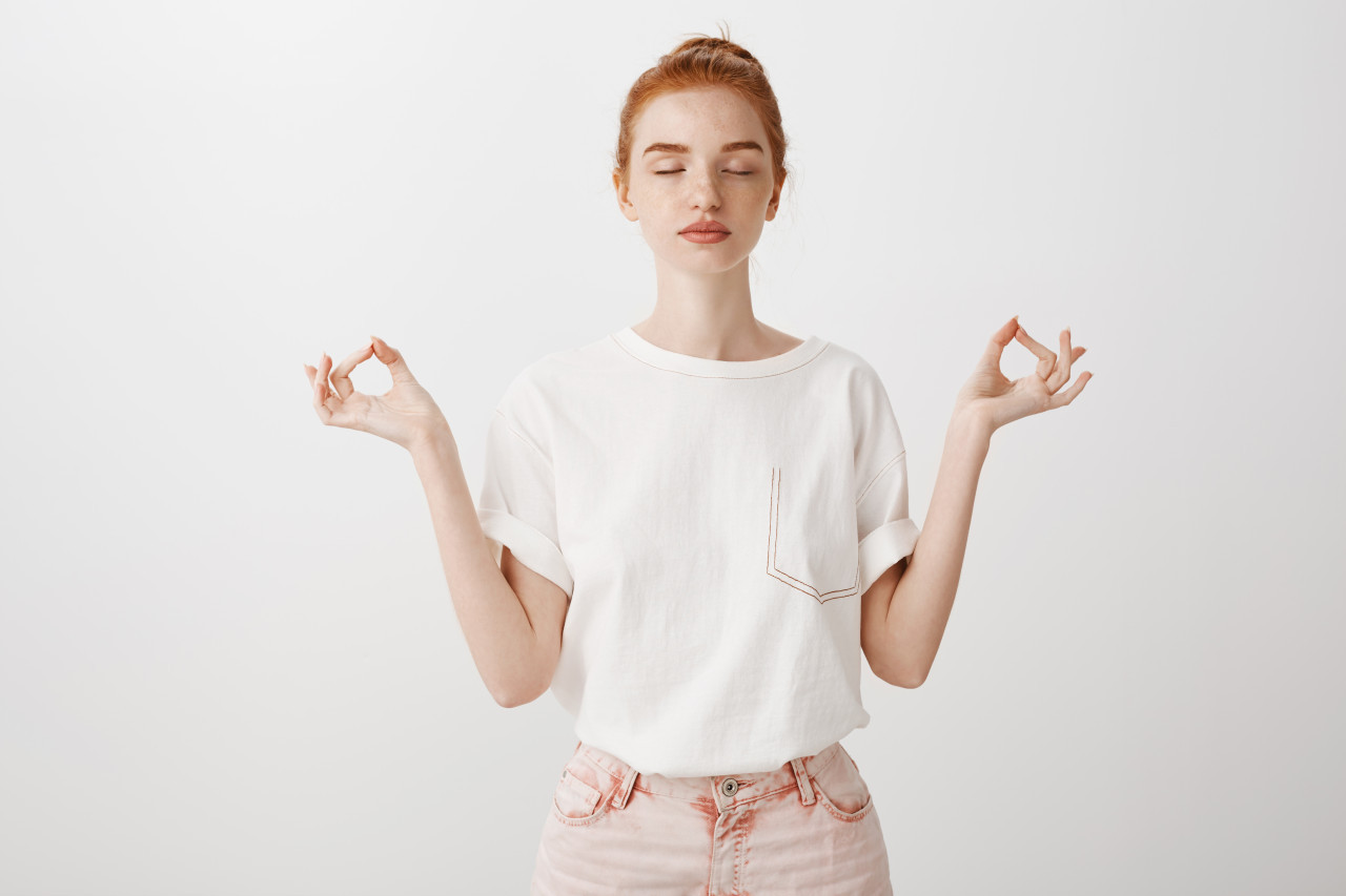 Mujer meditando. Foto: Freepik