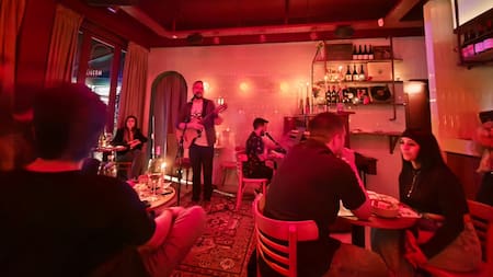 El fenómeno piano bar llegó al Oeste: lo nuevo de Ramos Mejía donde todos son cantantes con un vino y buena gastronomía