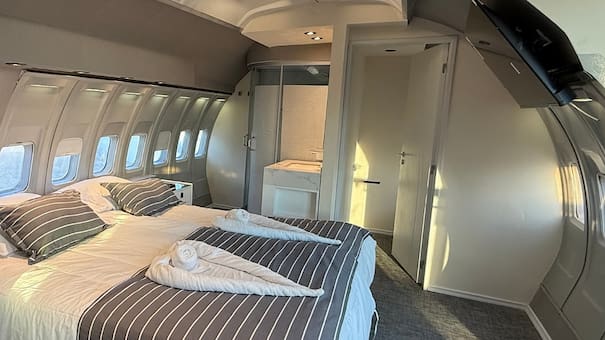 Como en primera clase: dónde queda el hotel-avión construido con dos Boeing reciclados que ofrece lujo y comodidad en las alturas