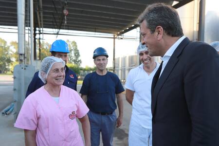 Massa con trabajadores en Córdoba. Foto: NA.