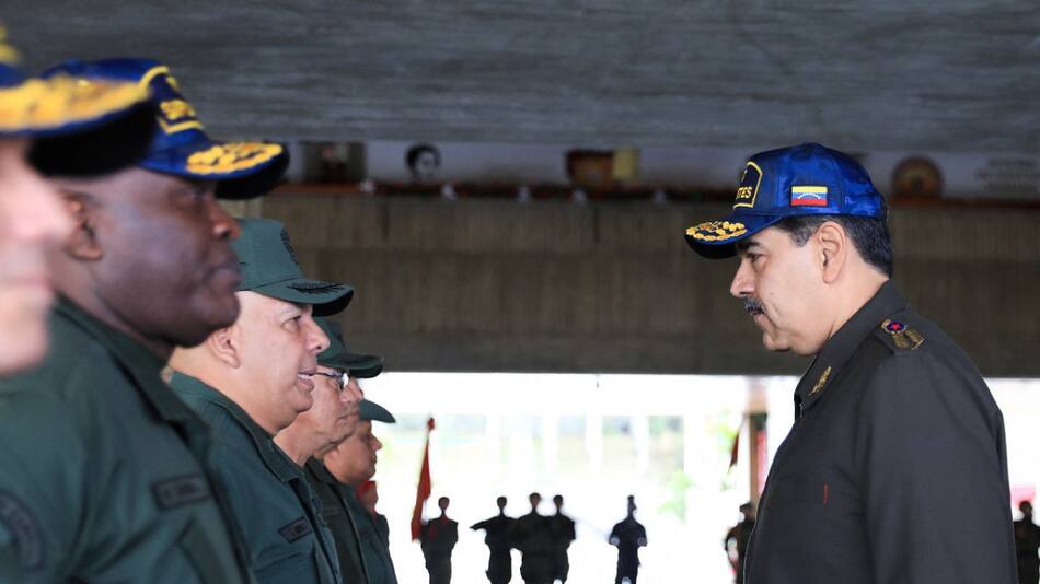 Nicolás Maduro visitó al personal militar en el Ministerio de Defensa. Foto: Reuters.