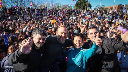 Mayra Mendoza en Ezeiza junto a Gastón Granados y Facundo Tignanelli.