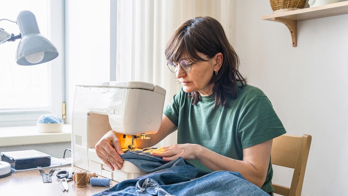 costura costurera trabajando en una máquina