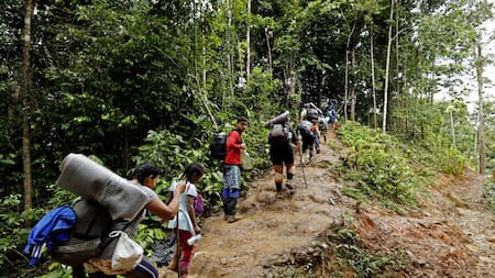 Migrantes cruzando la frontera en el Darién. Foto: EFE