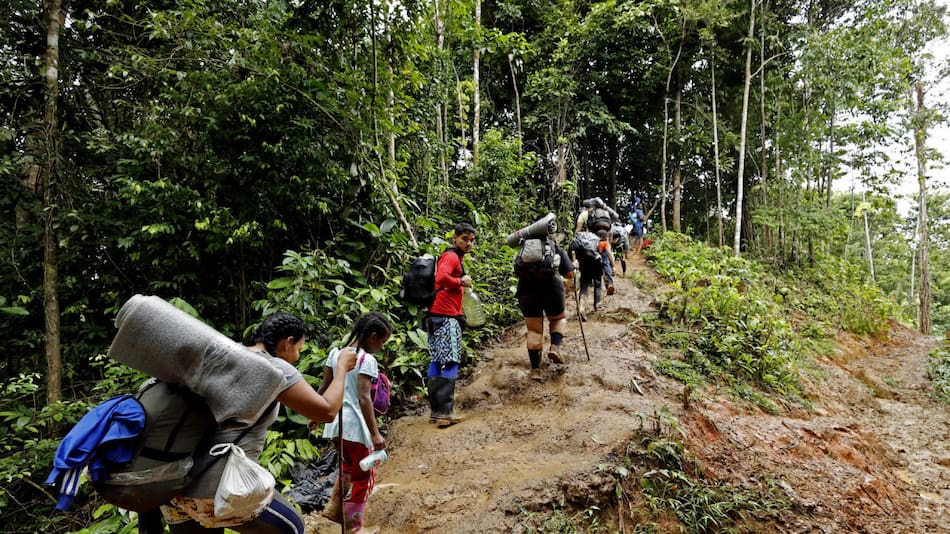 Migrantes cruzando la frontera en el Darién. Foto: EFE