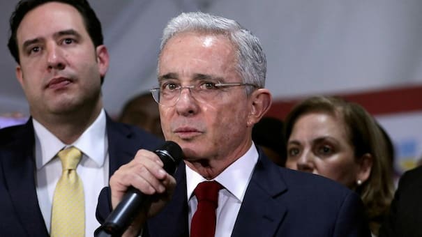 Agencia de Inteligencia de EE.UU. revela archivos sobre vínculo de Uribe con paramilitares