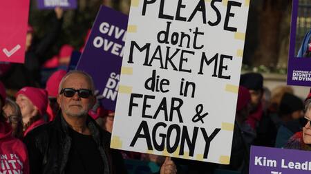 Celebración por la aprobación del suicidio asistido en el Parlamento británico. Foto: EFE.