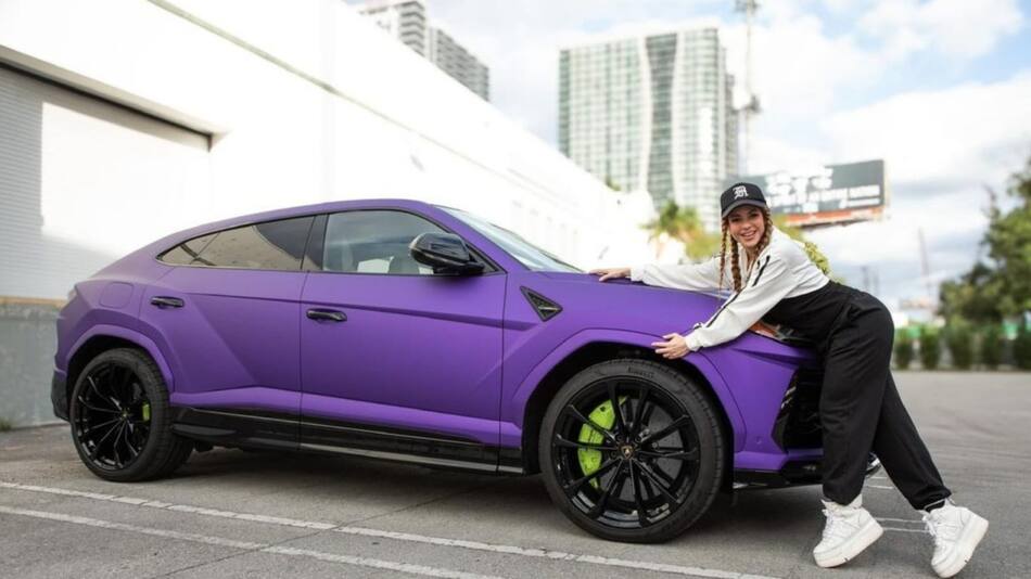Shakira y su Lamborghini. Foto: Instagram / shakira.