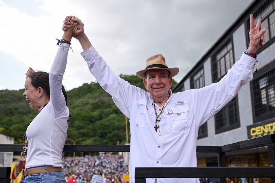 Edmundo Gonzalez y Maria Corina Machado. Foto: Reuters