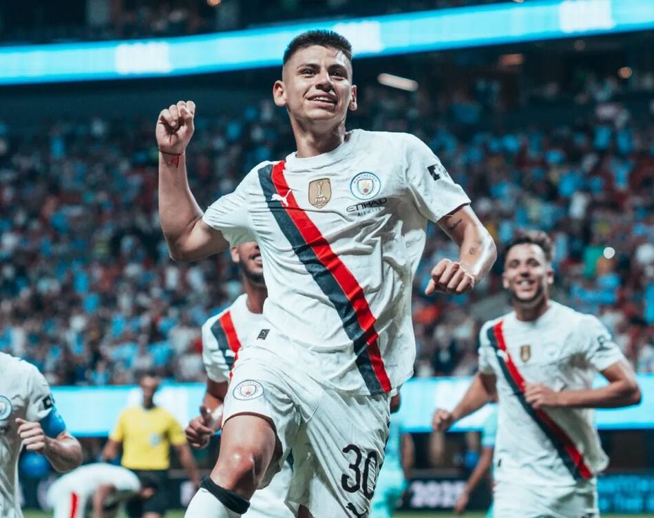 Claudio Echeverri en el Manchester City