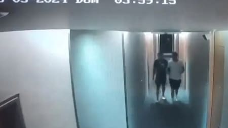 Dos jugadores de Vélez saliendo de la habitación. Foto: captura de pantalla