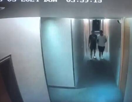 Dos jugadores de Vélez saliendo de la habitación. Foto: captura de pantalla