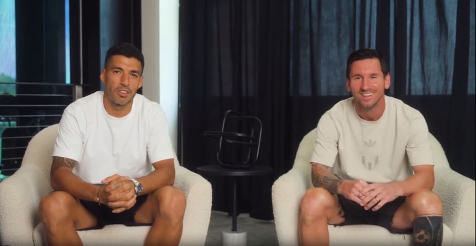 Luis Suárez y Lionel Messi en la presentación del Deportivo LSM (Luis Suárez Messi). Foto: captura.