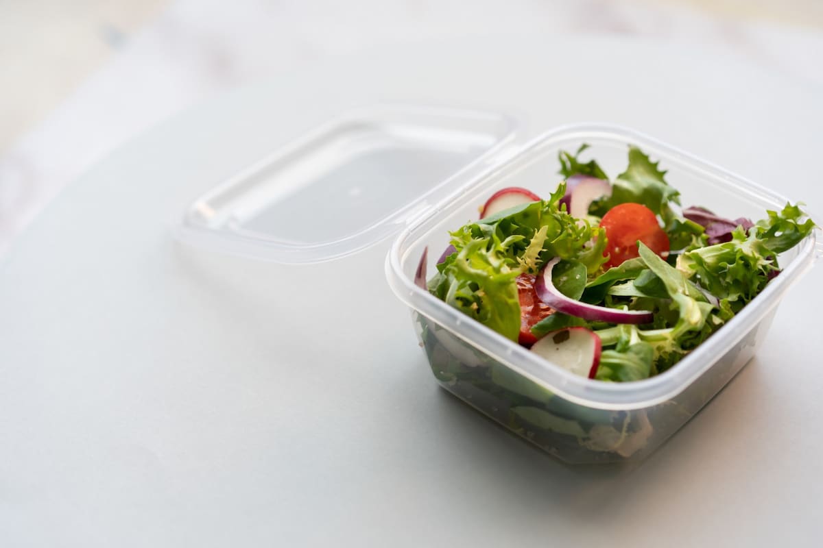 Comida en envase de plastico. Foto Freepik