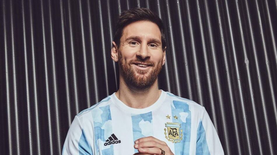 Lionel Messi con la nueva camiseta de la selección argentina.