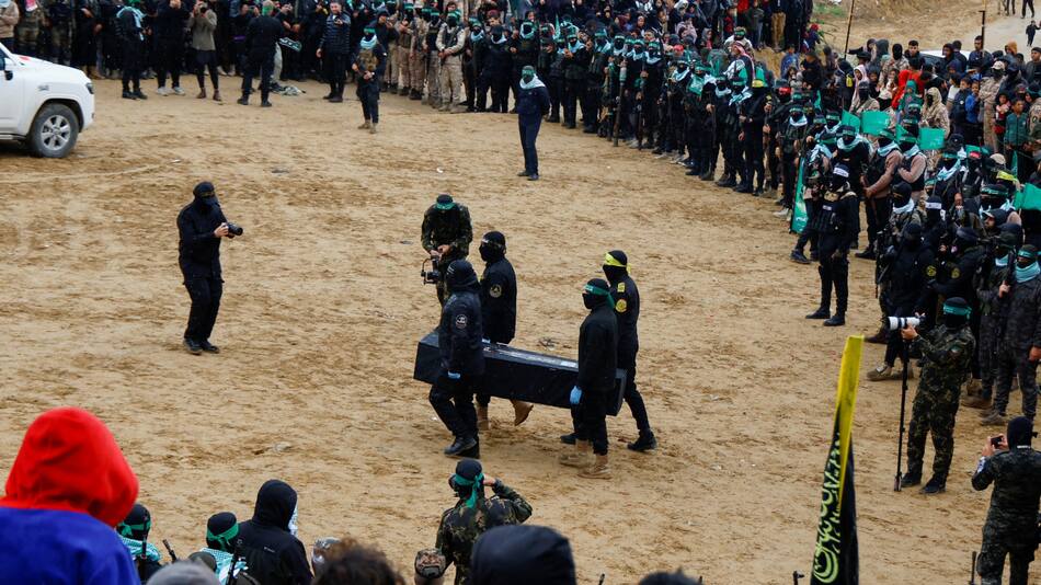 La entrega de los cuerpos de los rehenes israelíes por parte del grupo terrorista Hamás. Foto: Reuters.