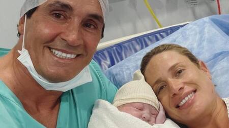 Sebastián Estevanez presentó a Faustino, su cuarto hijo con Ivana Saccani