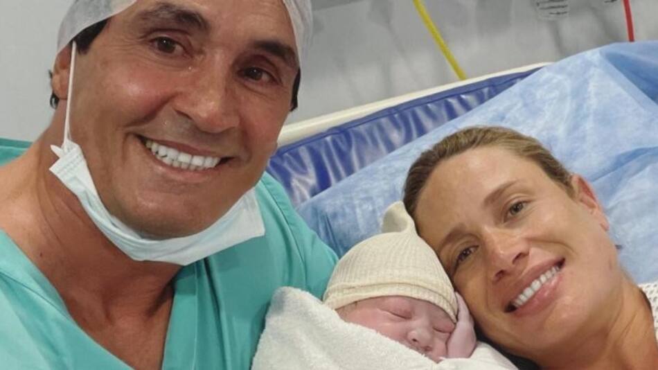 Sebastián Estevanez e Ivana Saccani junto a su hijo Faustino