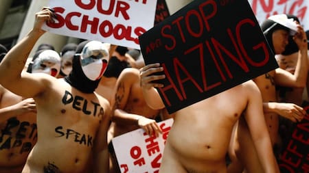 Estudiantes desnudos protestaron contra ritos de iniciación. Foto: EFE.