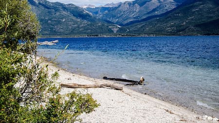 Las bellezas del lago Epuyén, al sur del país. Foto: Wikipedia.