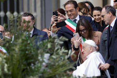El papa Francisco saluda a los fieles al final de la misa del Domingo de Ramos en la Plaza de San Pedro del Vaticano, el 13 de abril de 2025. (Papa) EFE/EPA/FABIO FRUSTACI
