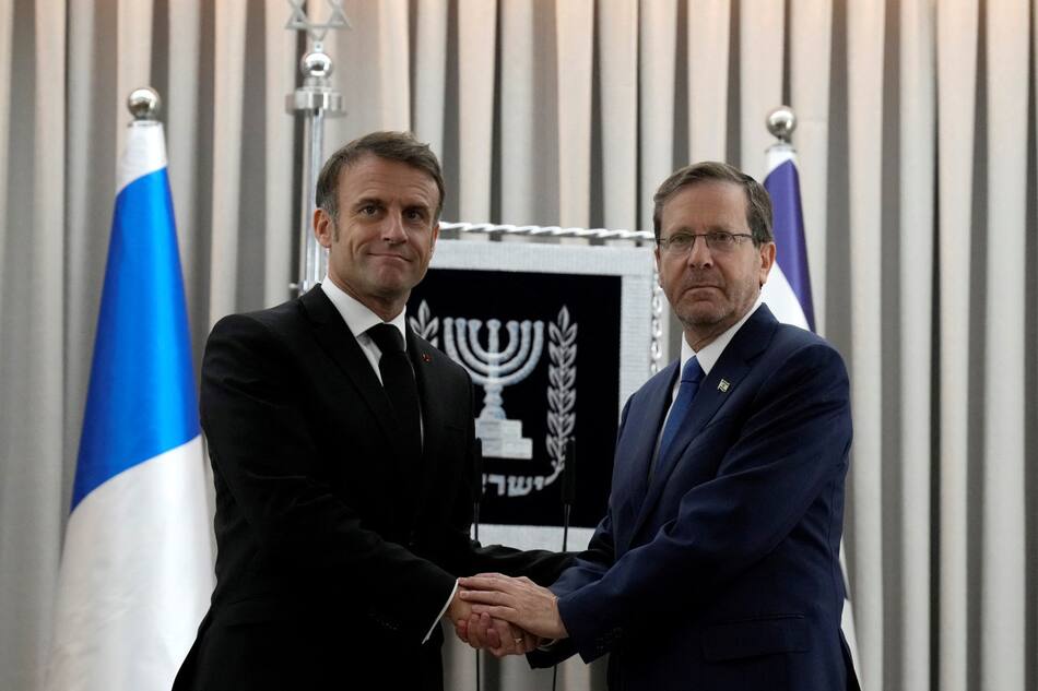 Emmanuel Macron e Isaac Herzog en Israel. Foto: Reuters.