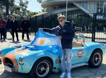 Franco Colapinto con la bandera argentina y el Cobra Motorsport. Foto: X.