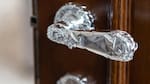 Papel aluminio en el picaporte de la puerta: por qué lo recomiendan y para qué sirve