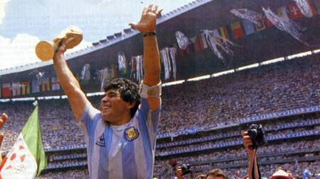 Maradona con la copa del mundo México 86