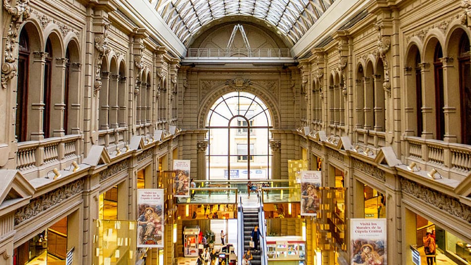 El shopping tiene más de 120 locales comerciales y gastronómicos.